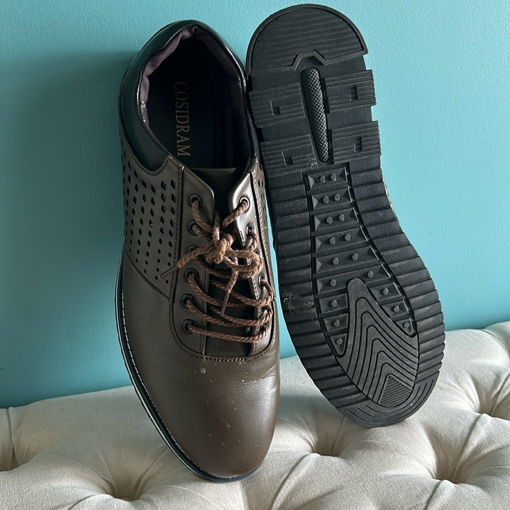 Men’s shoes tie up, brown in color.